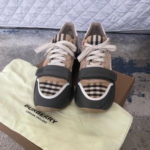 BURBERRY LOW TOP SNEAKERS